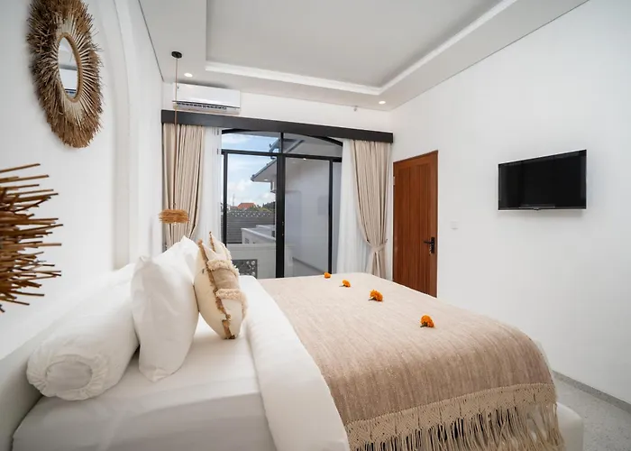 Villa Ayura - Luxury Three Bedroom Private Pool Legian (Bali)
